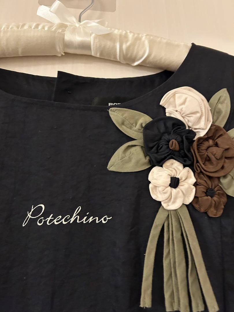 さえらポテチーノPotechino 可愛い割烹着 黒 花モチーフ【大きめ】