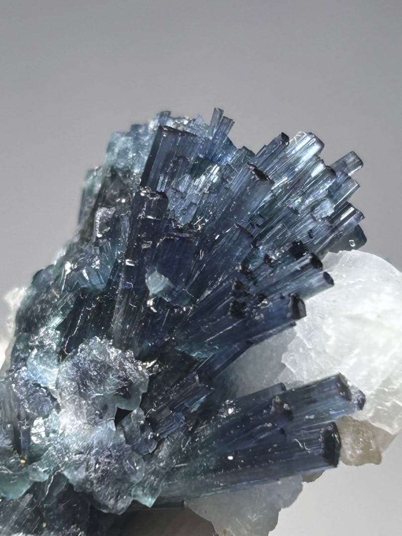 アフガニスタン　放射状　ブルーキャップ　インディゴライト　トルマリン　クラスター
