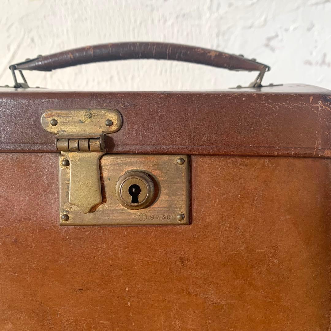 木芯革張り　小型トランク型　手提げ金庫　手提げ鞄　箱型　業務かばん　古道具