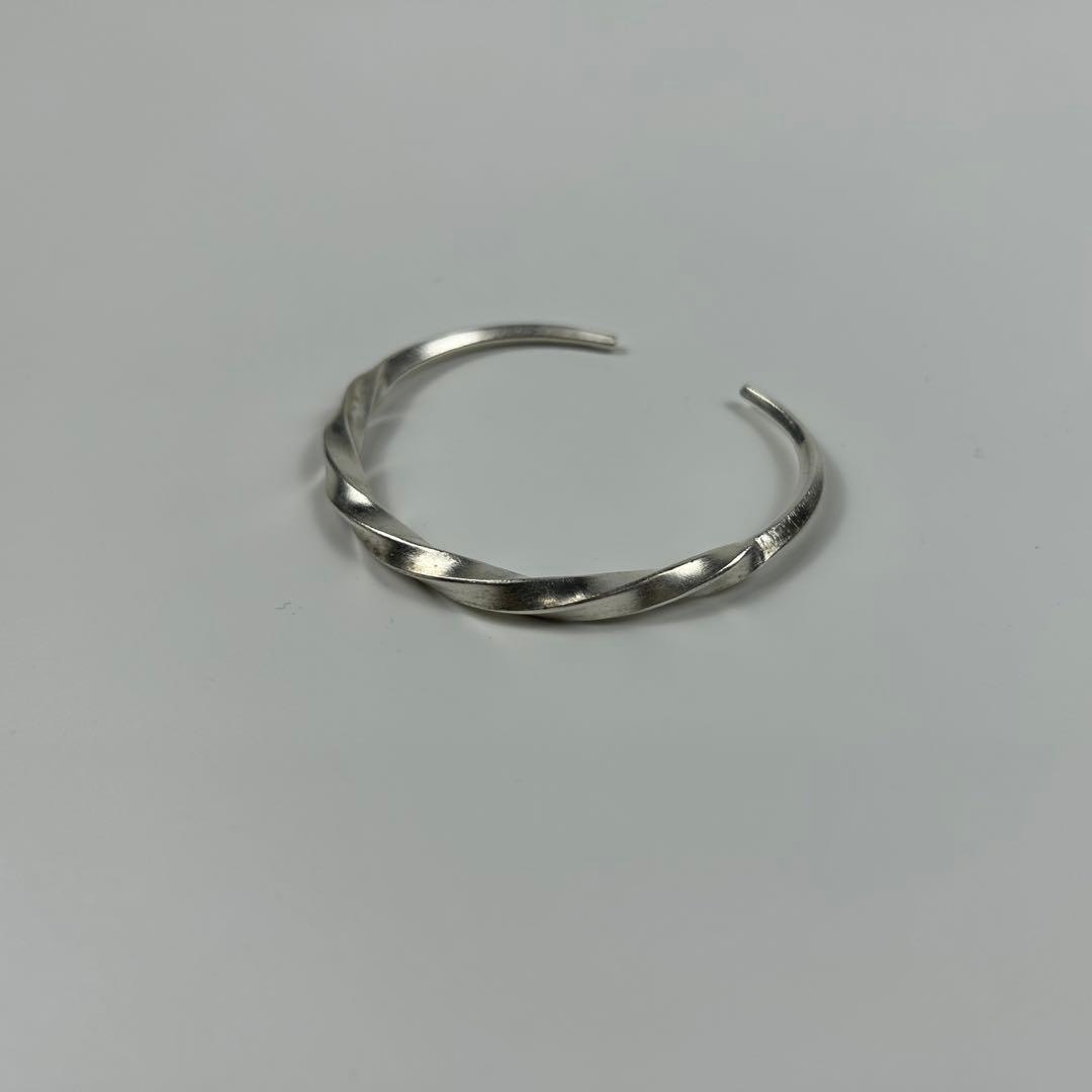カレンシルバーバングル ツイスト Karen Silver Bangle