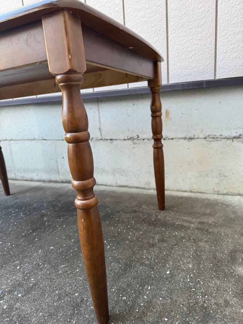 マレーシア製　ダイニングテーブル