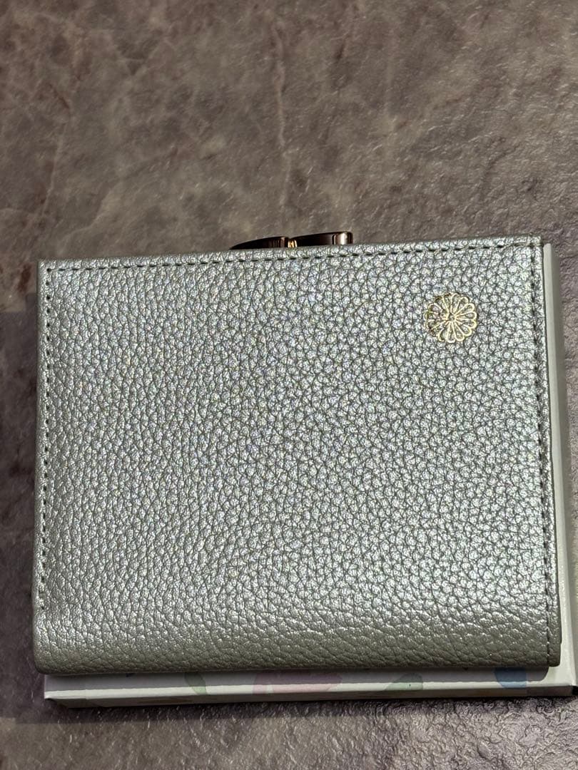皇居　限定販売　新品　二つ折り財布　がま口タイプ　シックなシルバー　菊の御紋