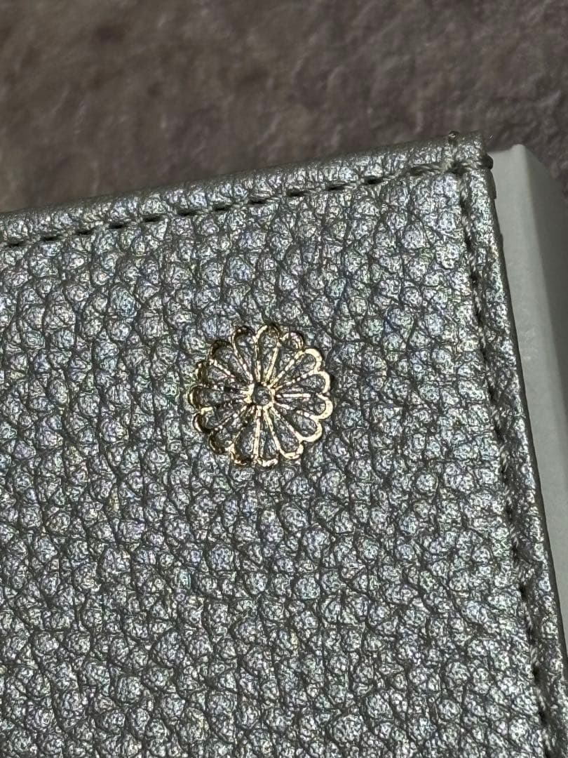 皇居　限定販売　新品　二つ折り財布　がま口タイプ　シックなシルバー　菊の御紋
