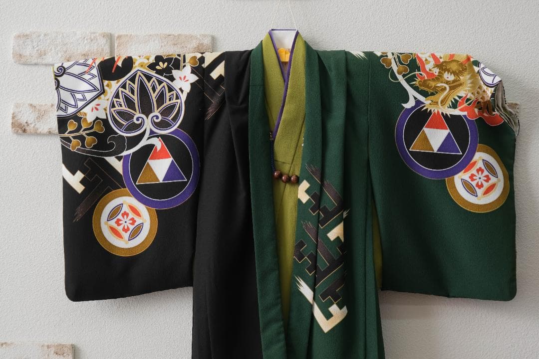 5歳男の子　七五三　緑と黒の伝統的な着物