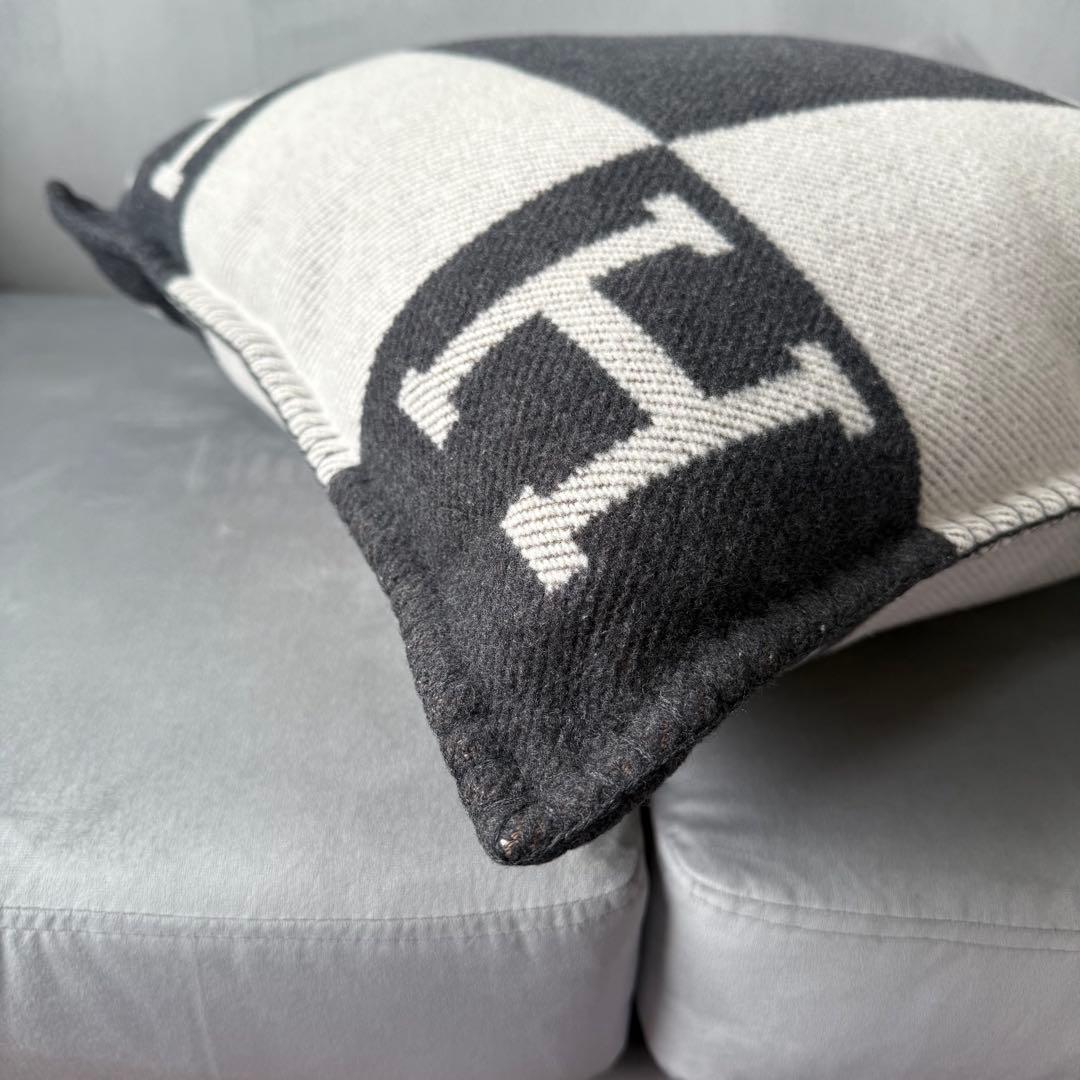 エルメス アヴァロン PM クッション エクリュxグリ・フォンセ カシミヤカバー