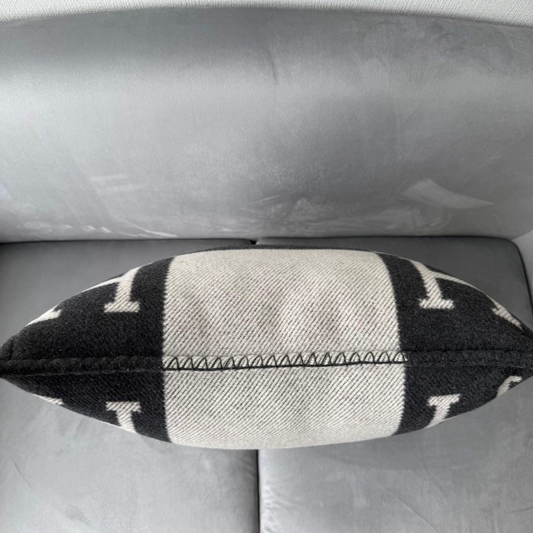 エルメス アヴァロン PM クッション エクリュxグリ・フォンセ カシミヤカバー