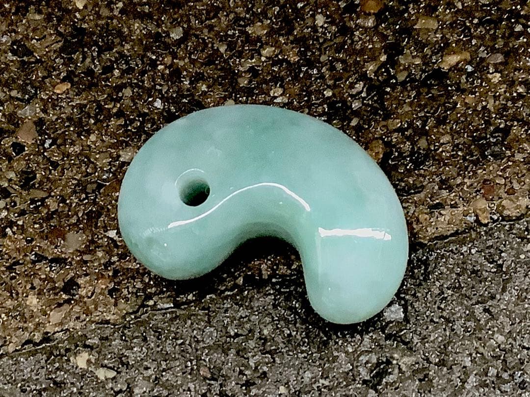 白緑バランス良好美麗‼️ 専門店40~53万円の品質　糸魚川翡翠勾玉　鑑別書付本‼️