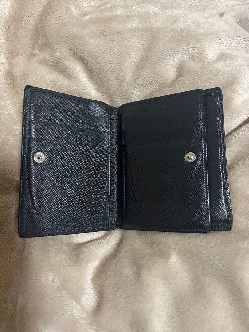 【美品✨】プラダ 二つ折り財布 サファイアーノ ブラック 三角ロゴ