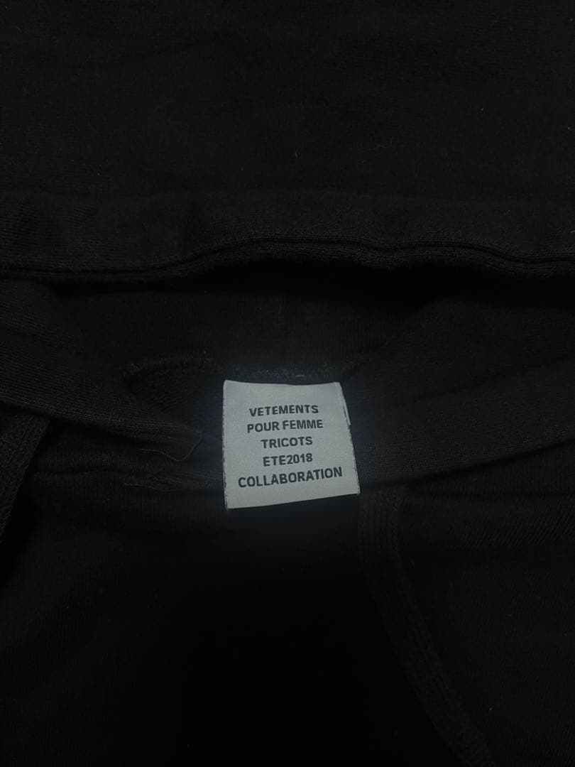 VITEMENTS ブラック フード付きパーカー