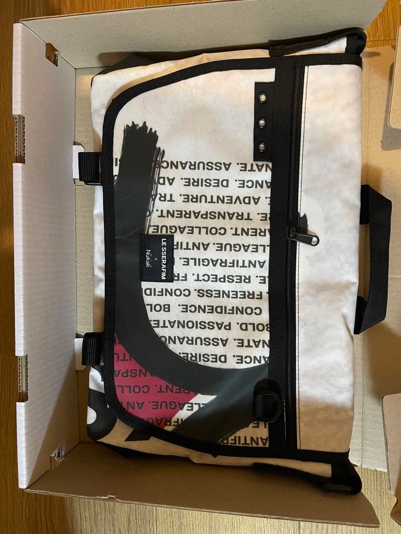 韓国でのみ販売　限定品 LESSERAFIM Nukak メッセンジャーバッグ