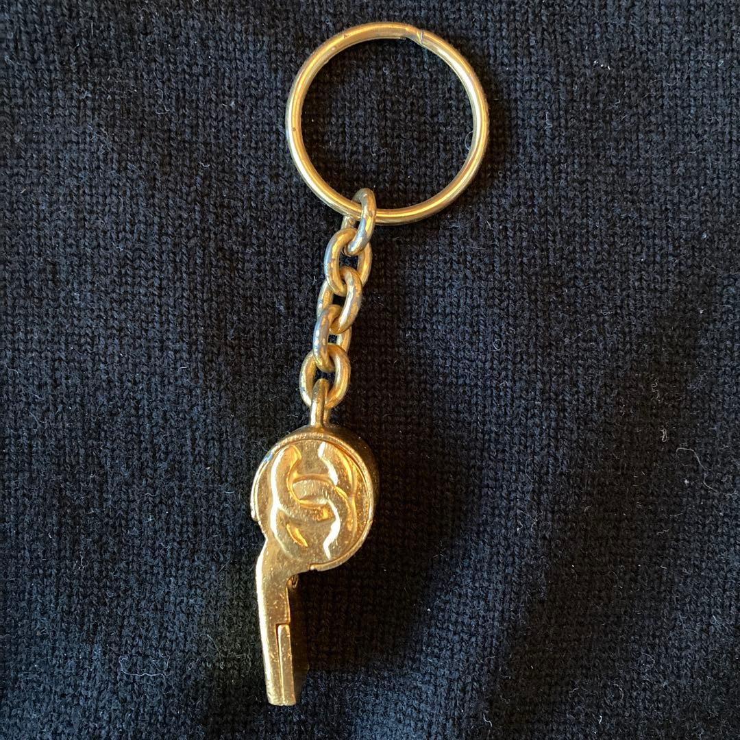 CHANEL　ゴールド ホイッスル型キーホルダー