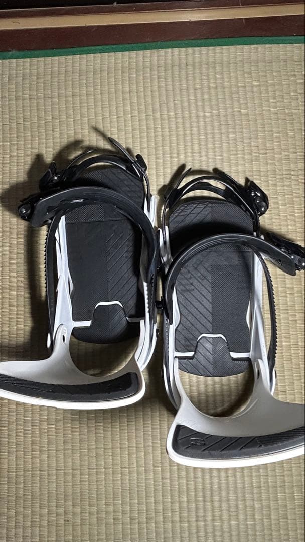 SALOMON RHYTHM ホワイト/スノーボードビンディング　Mサイズ