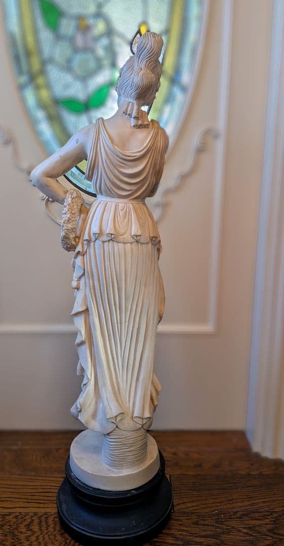 ギリシャ・ローマ彫刻②　花輪を持つ女性像