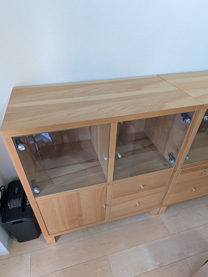 木製ディスプレイキャビネット ガラス扉付き IKEA Traby（①左）