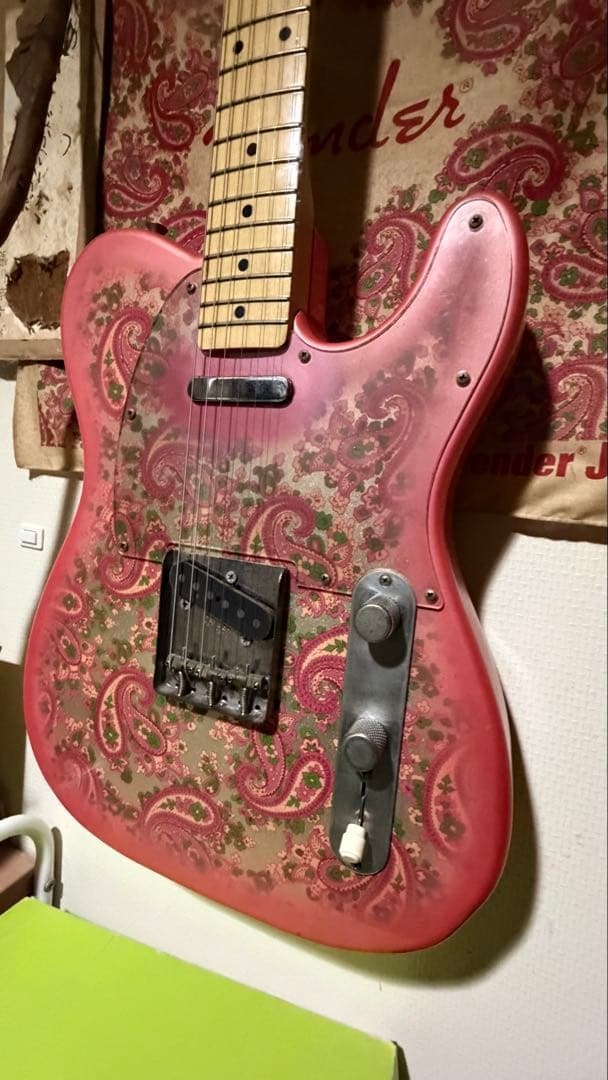 ペイズリー模様のピンクTelecaster