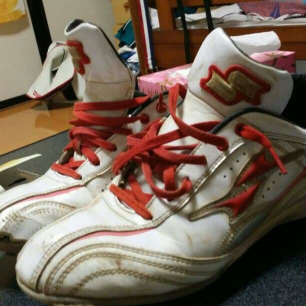 白スパイクと白の三段エルボーとフットガード