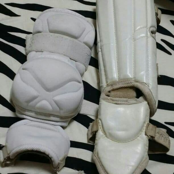 白スパイクと白の三段エルボーとフットガード