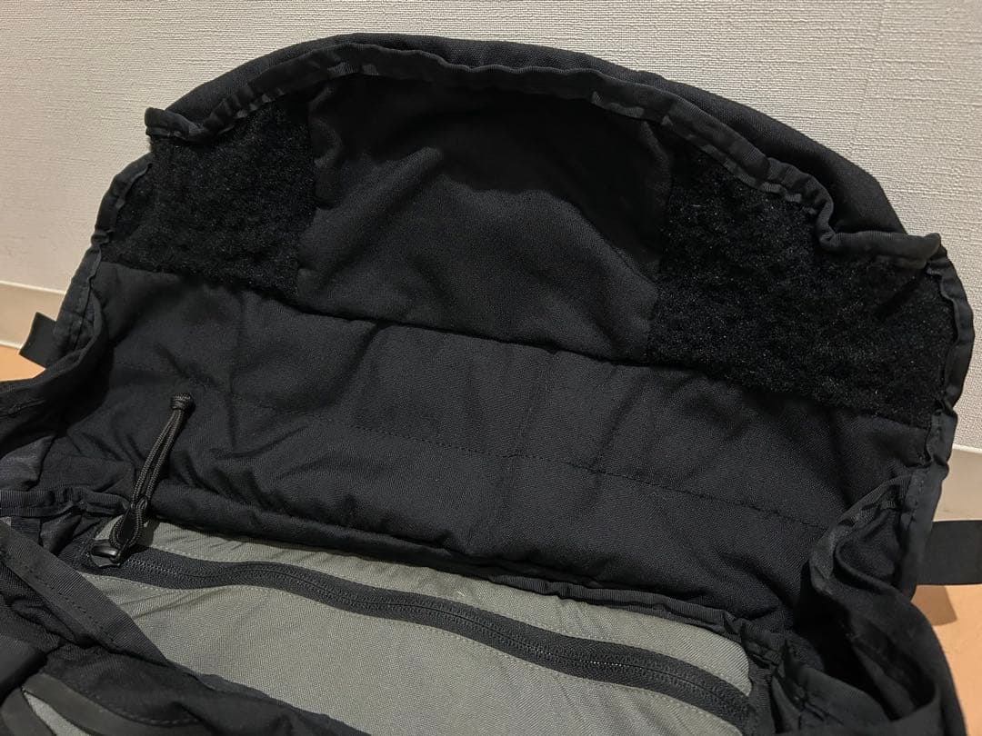 ミステリーランチ　メッセンジャーバッグ　インベーダー(?)