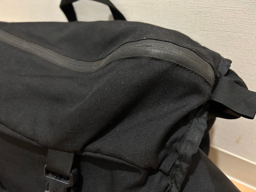 ミステリーランチ　メッセンジャーバッグ　インベーダー(?)