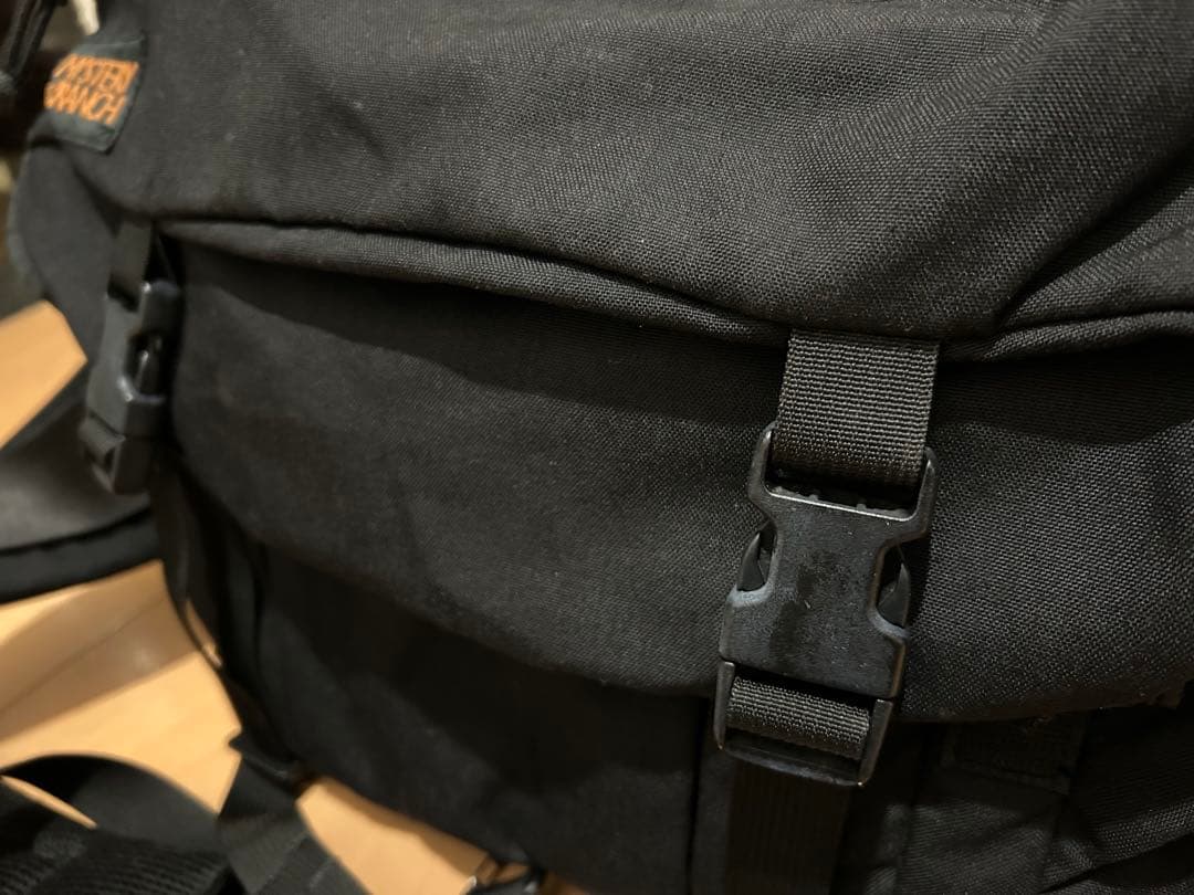 ミステリーランチ　メッセンジャーバッグ　インベーダー(?)