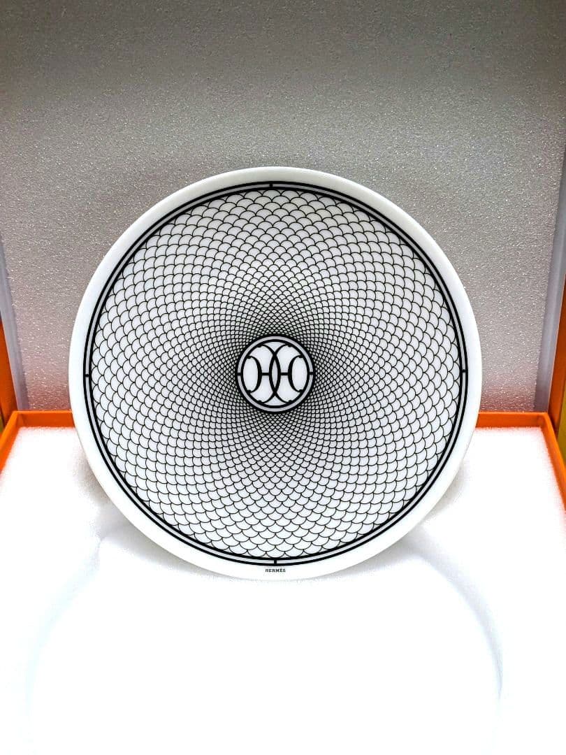 新品、未使用　HERMES パンプレート　Hデコ　 円形皿 白１４cm　１枚