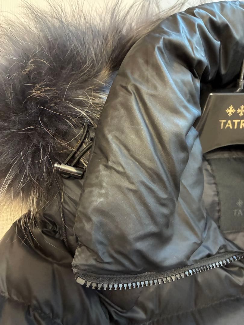 【ねこすけ】TATRAS SARMAファー付ロングダウン ブラック01