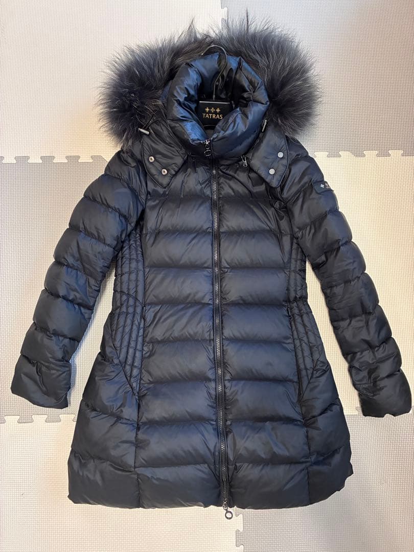 【ねこすけ】TATRAS SARMAファー付ロングダウン ブラック01