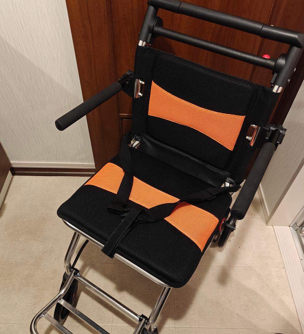 美品 送料無料　RAKU 折りたたみ 車椅子