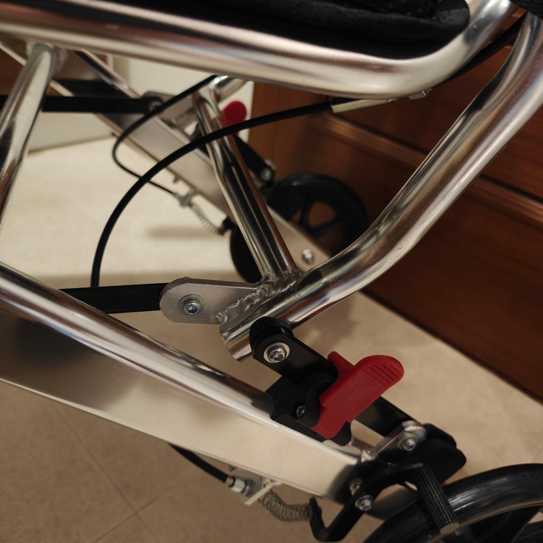 美品 送料無料　RAKU 折りたたみ 車椅子