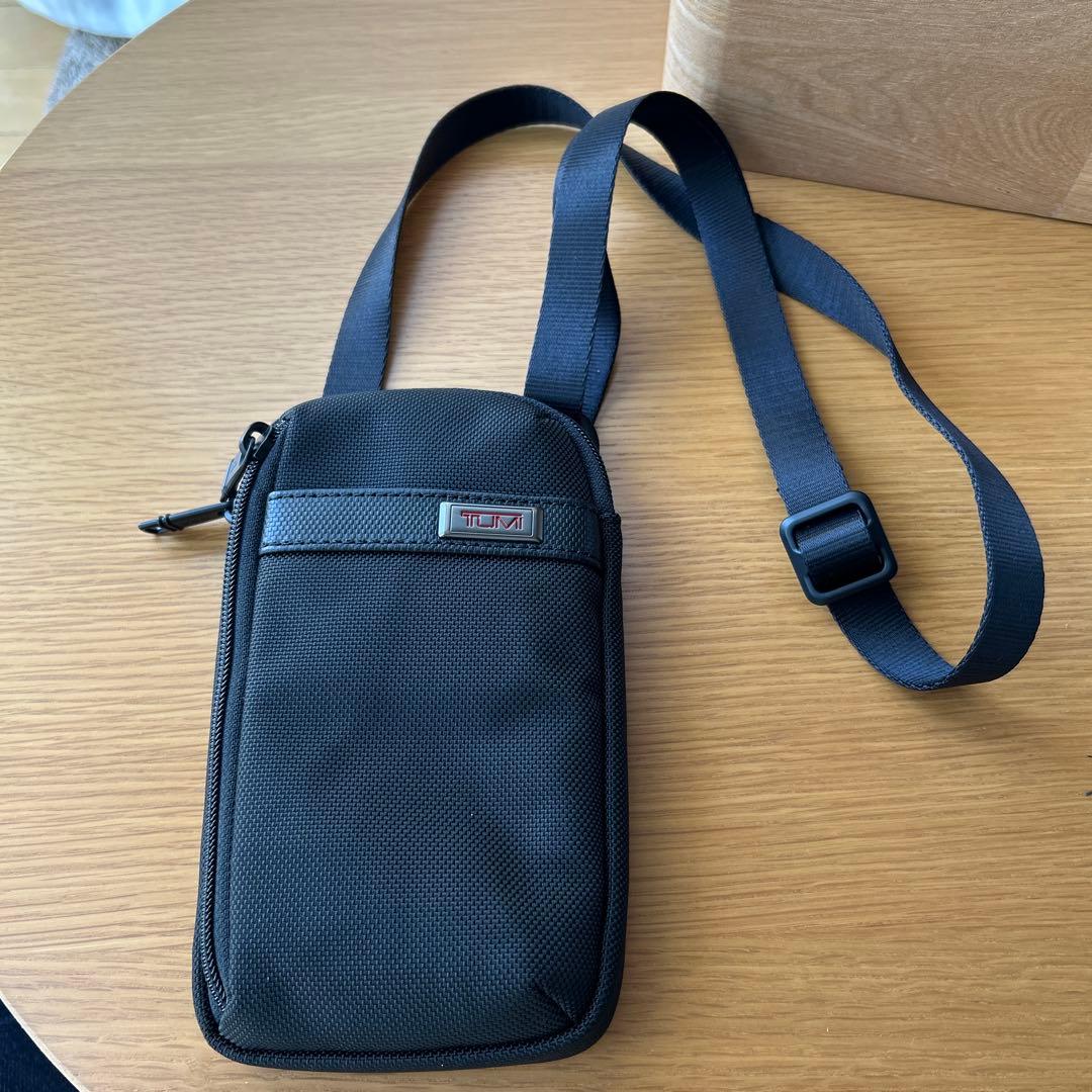 TUMI ブラック ボディバッグ