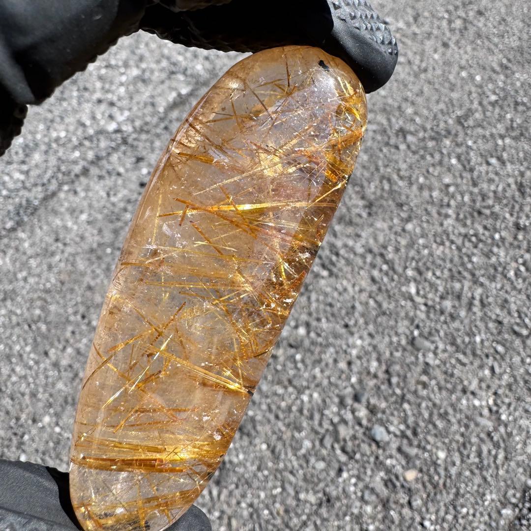 G-178タイチンルチル研磨石　ゴールドルチル放射状原石　天然石119g