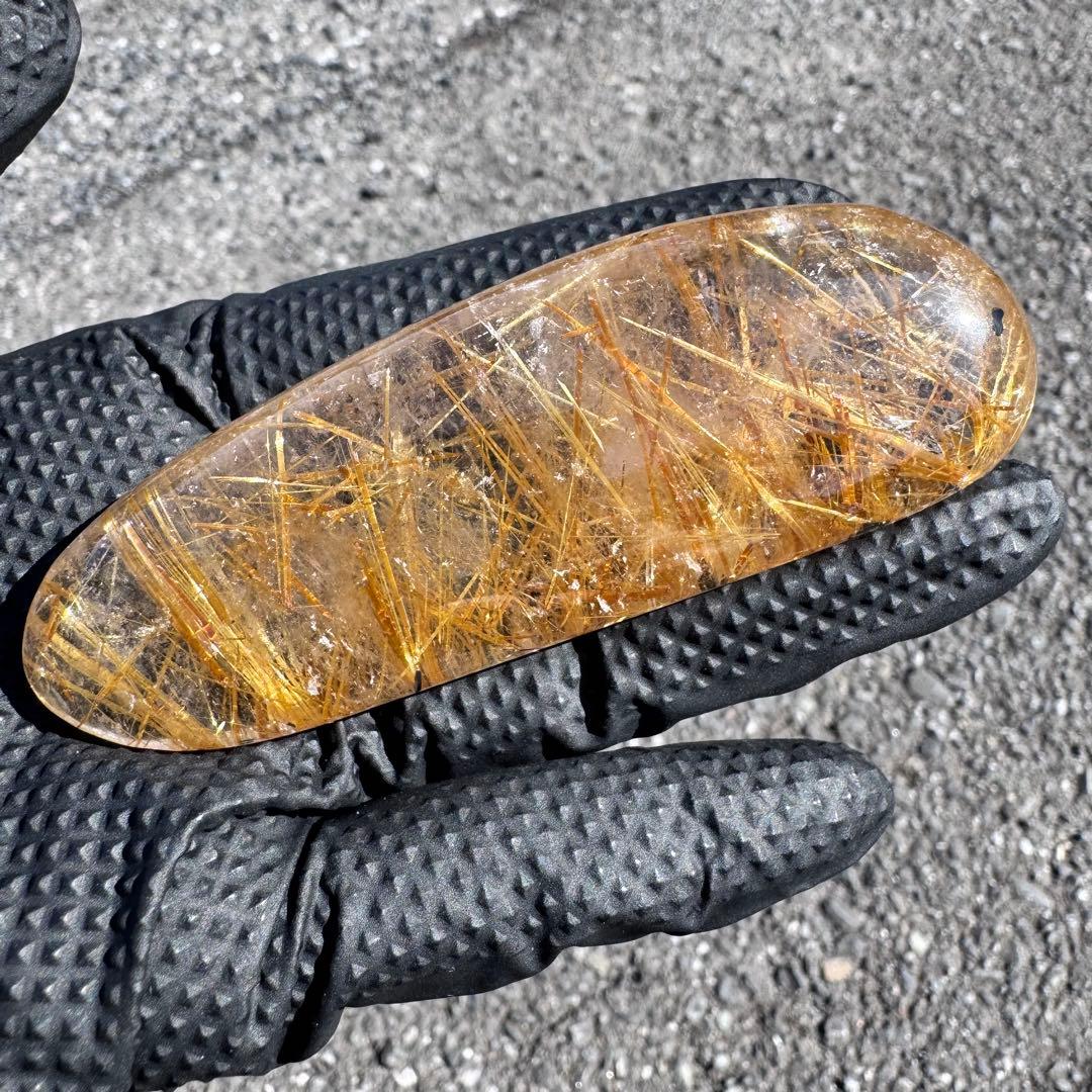 G-178タイチンルチル研磨石　ゴールドルチル放射状原石　天然石119g