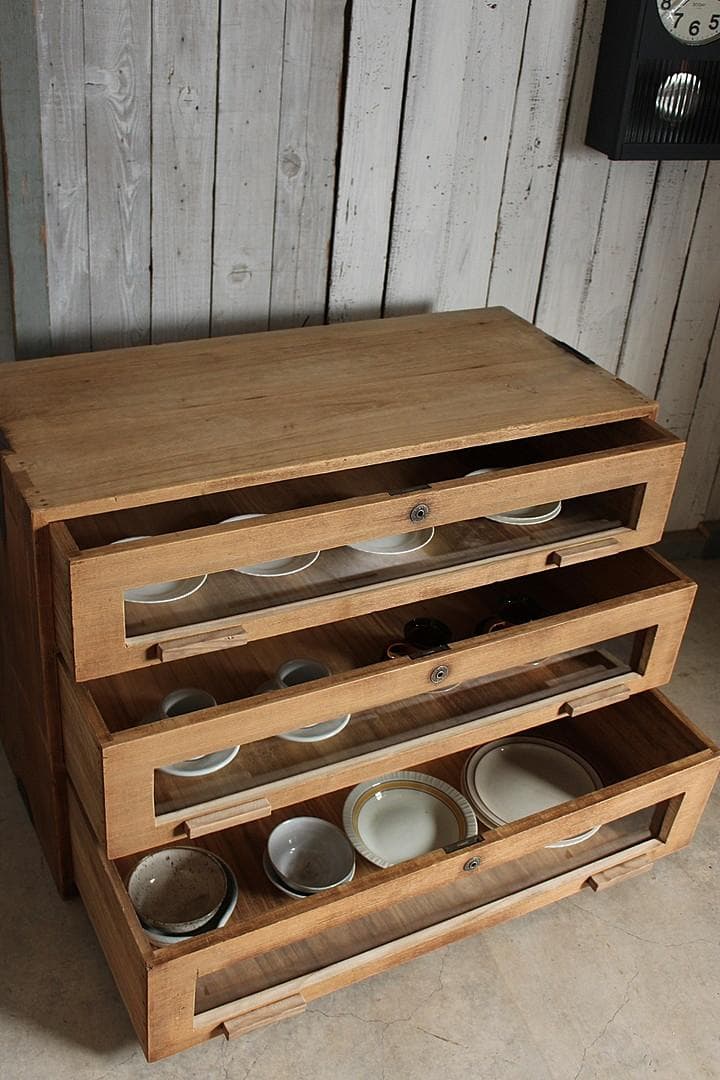 さお　　味のある前面ガラスの引き出し3段