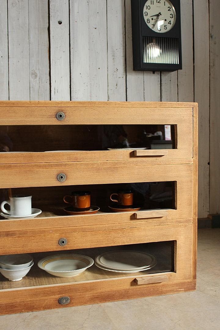 さお　　味のある前面ガラスの引き出し3段