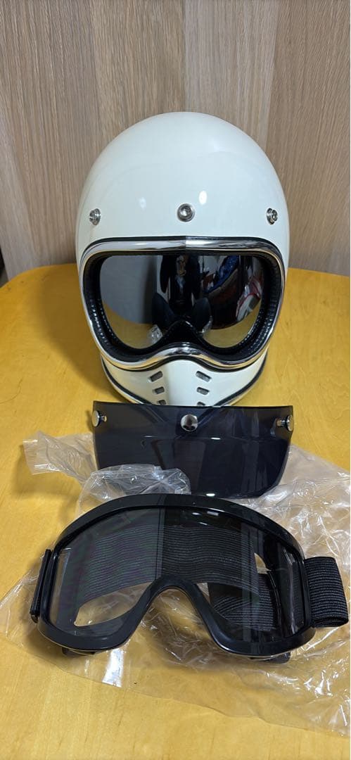 新品未使用！スペースヘルメット風　鼻の尖ったヘルメット　ゴールド、バイザー付き！