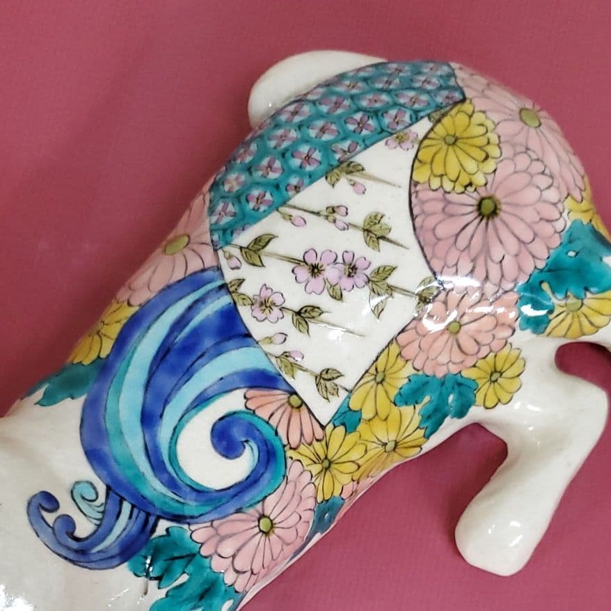 九谷焼 横猫 色絵菊 猫 置物