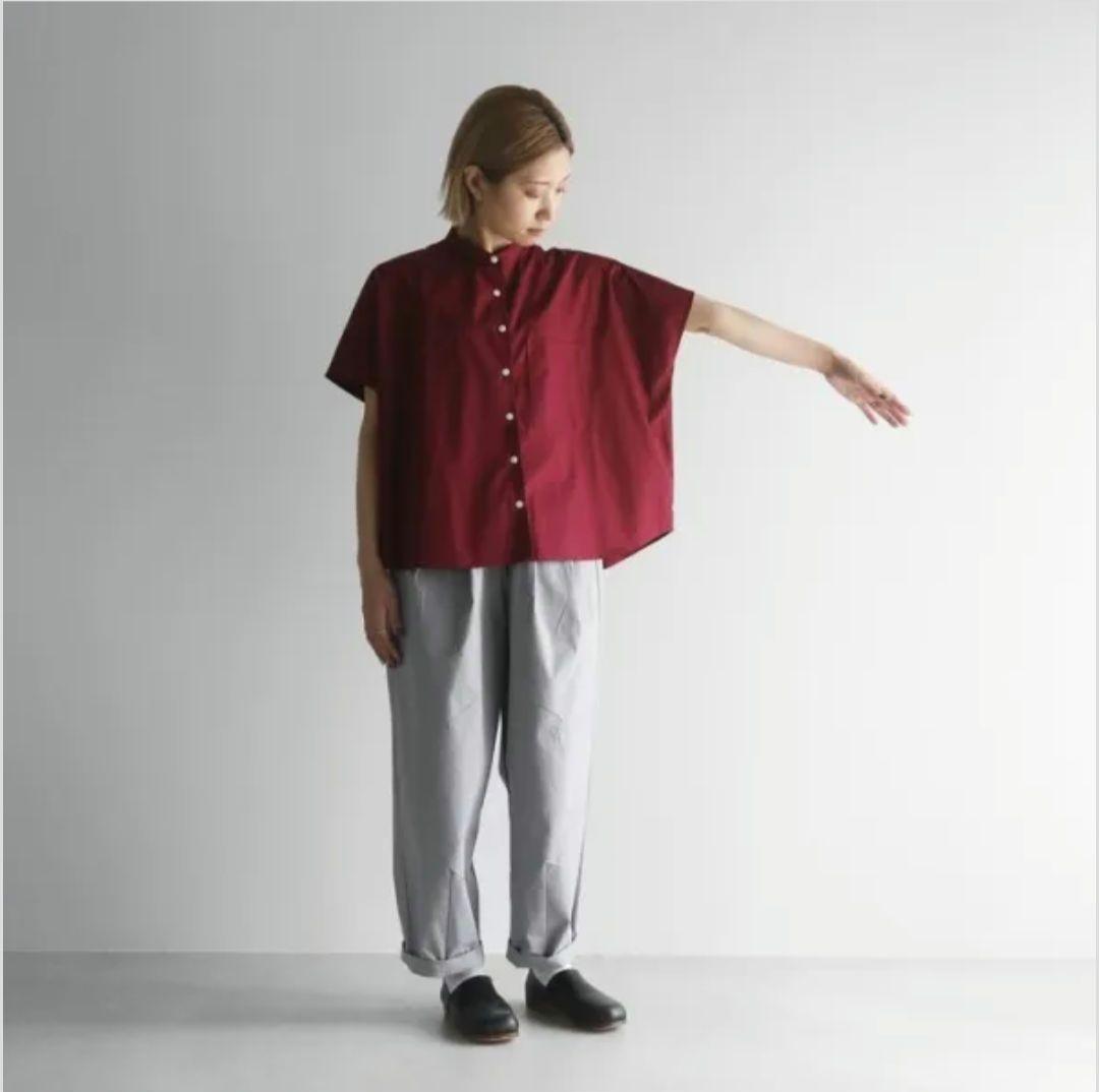 HUIS 遠州織物 ギザコットンブロードバンドカラー半袖ワイドブラウス ザクロ