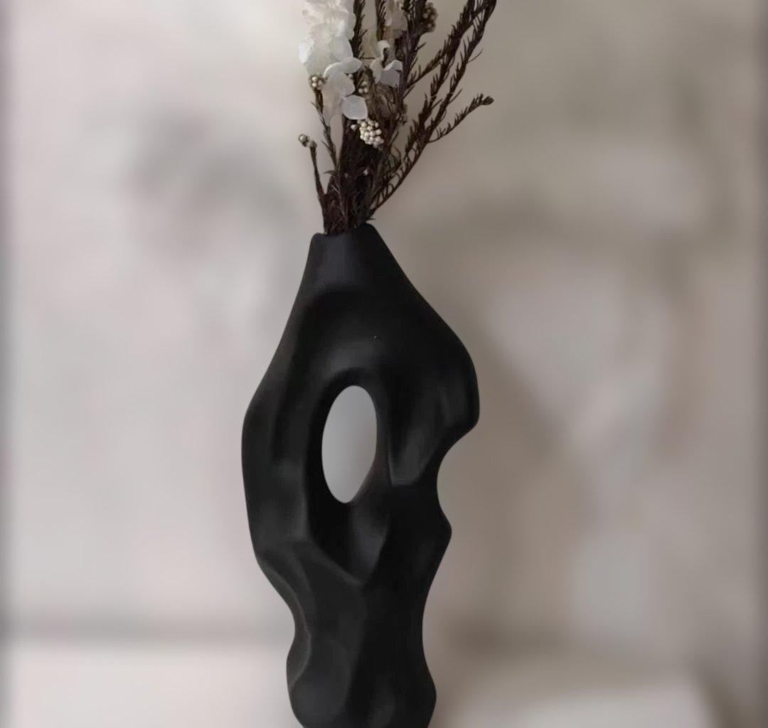 黒い有機的デザインの花瓶