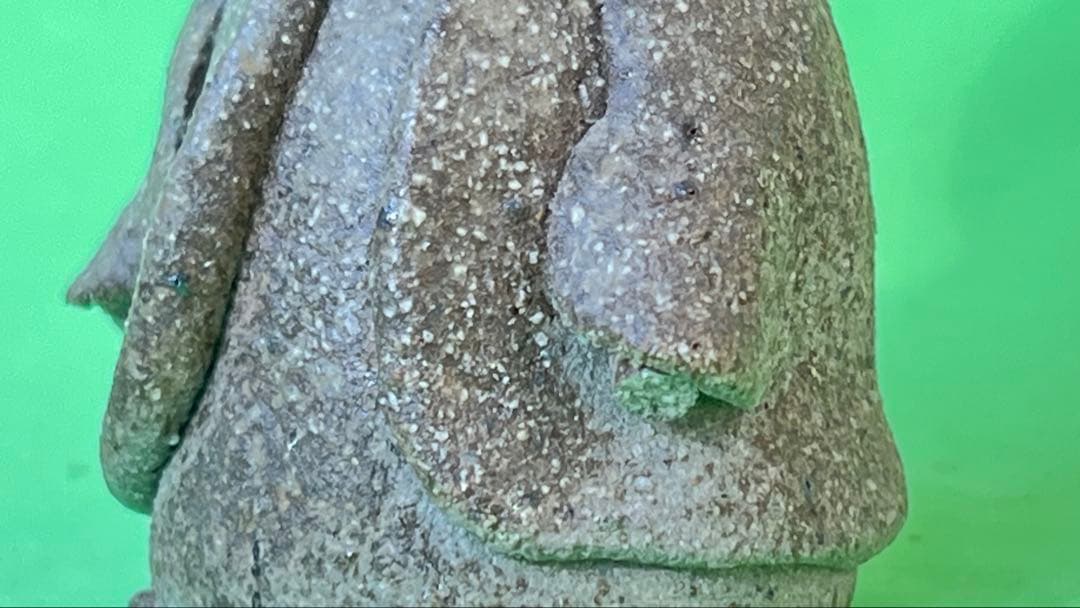 村長自画像　陶器製の口を開けた人形 約10cm カケ有り