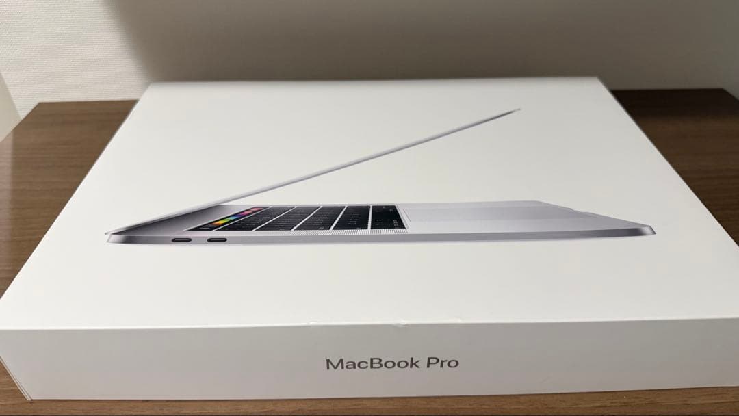 MacBook Pro 15㌅ Core i7 6Core・16GB・512GB