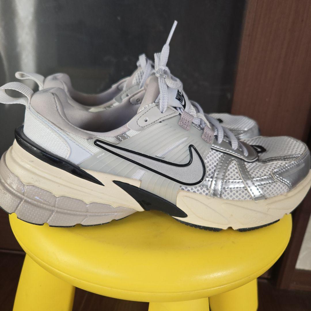 ナイキ V2K ラン スニーカー