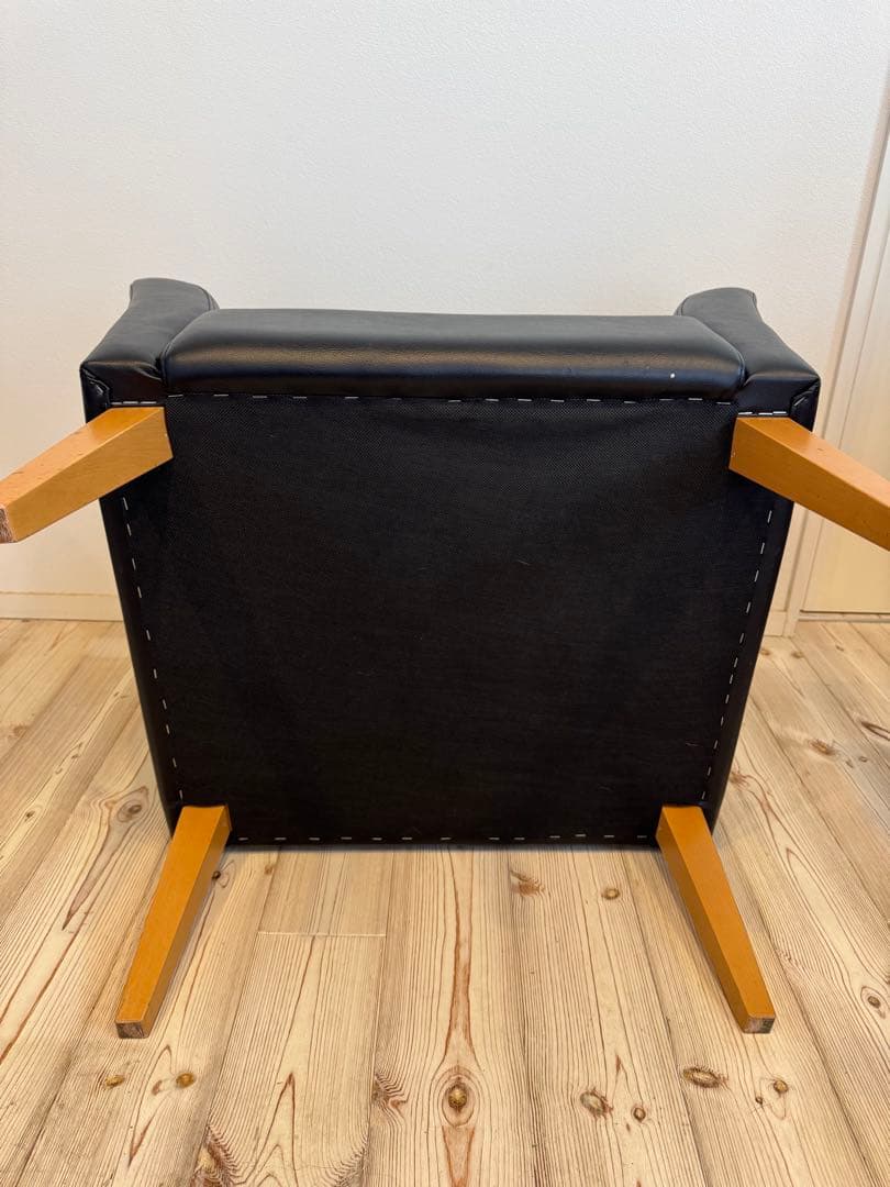 レザー調 1人掛けソファ ブラック 木製脚②