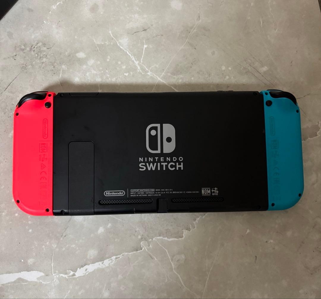 ⭐︎美品⭐︎任天堂Switch 本体バッテリー強化版ケース、コントローラ３つ！