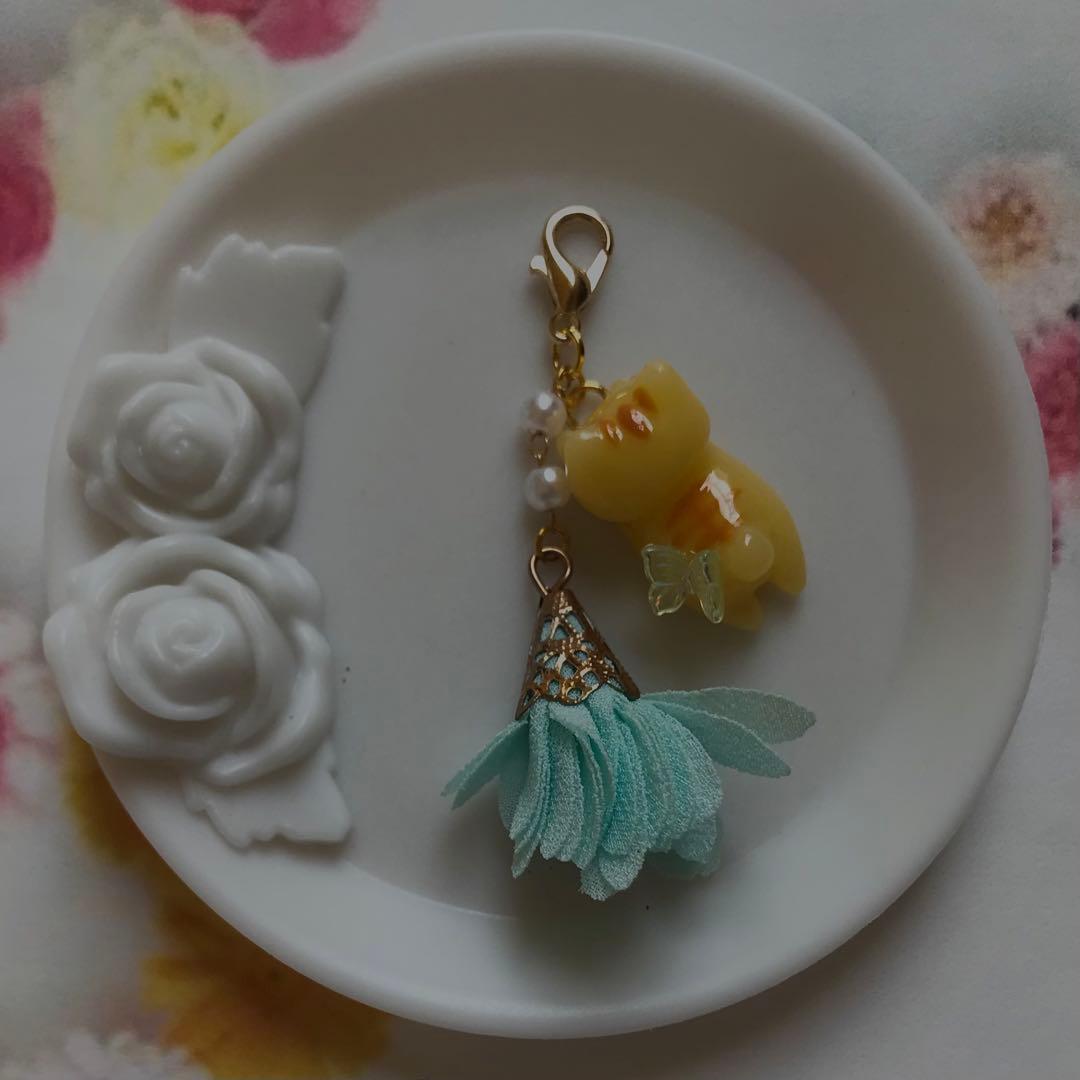 ぐでねこちゃんと花びらタッセル　チャーム　とらねこ