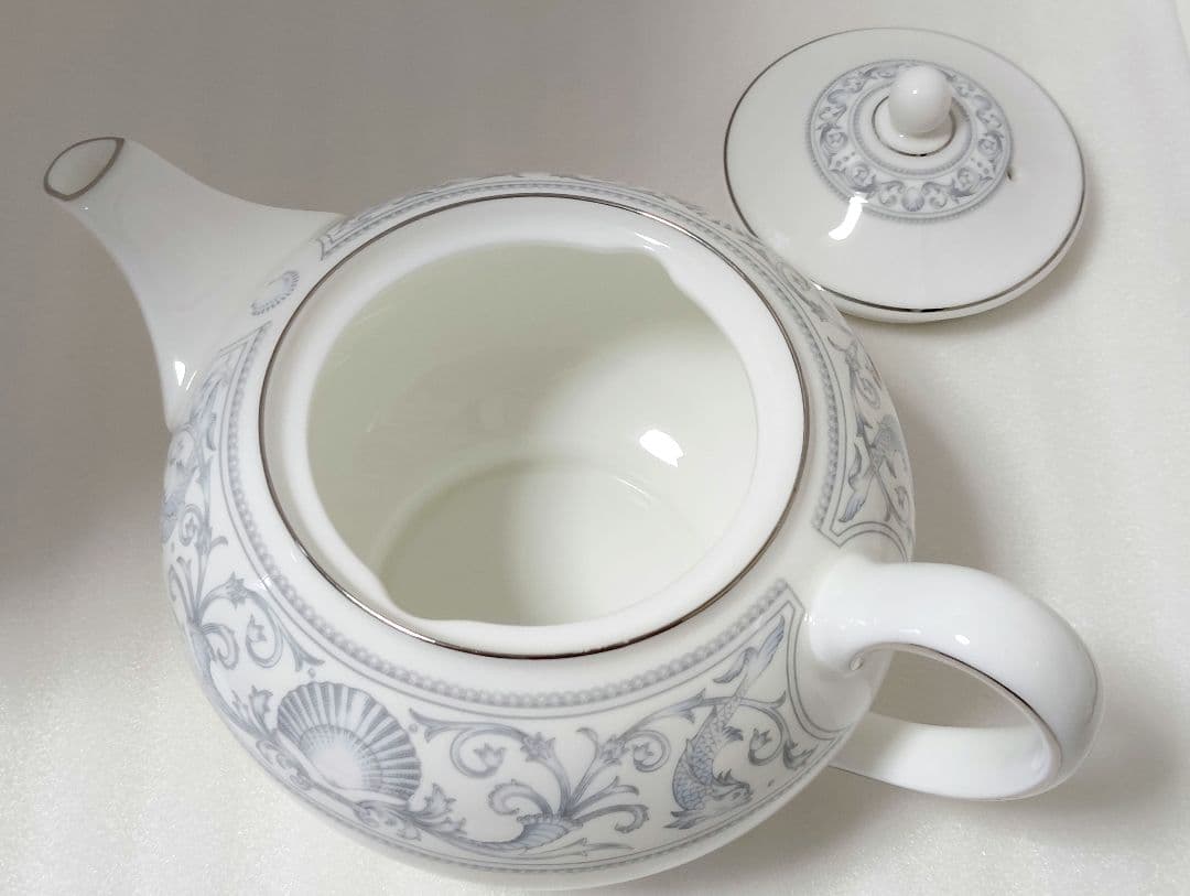 ウェッジウッド　ドルフィンホワイト　希少　ティーポットとカップ＆ソーサー　1客
