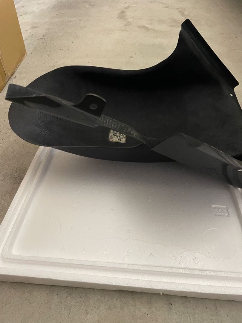 多分XJR1200に付いていたと思われるフェンダー中古品詳細不明写真で分かる方