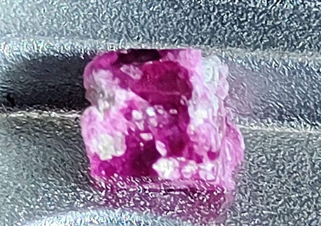 ビクスバイト原石 レッドベリル原石 宝石質 約1ct