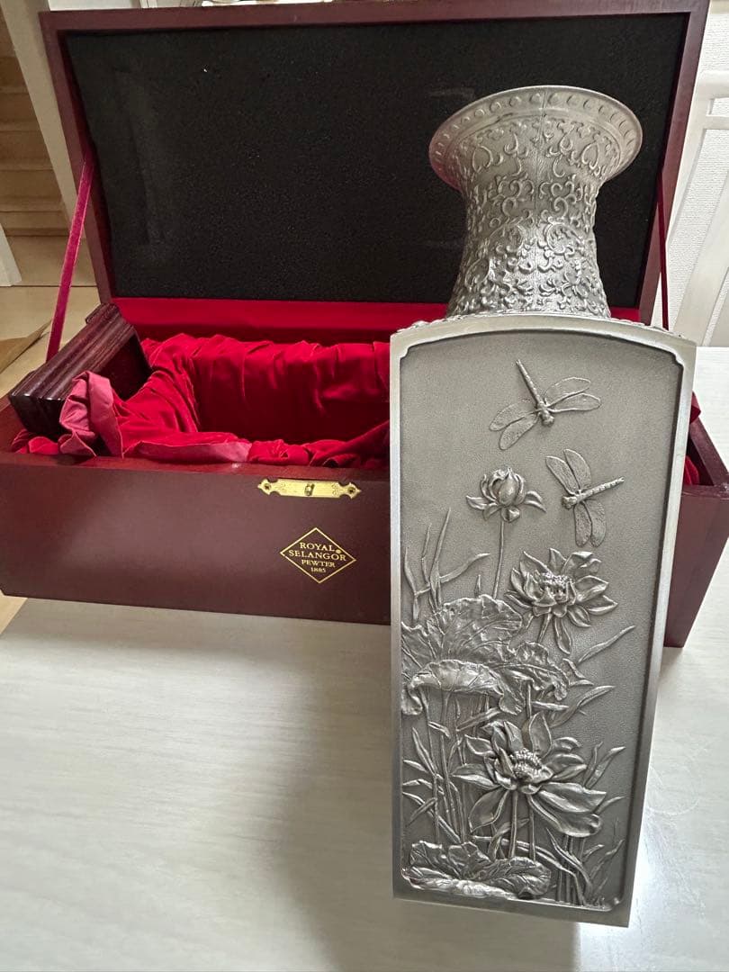  Selangor 錫製花瓶 浮彫りデザイン