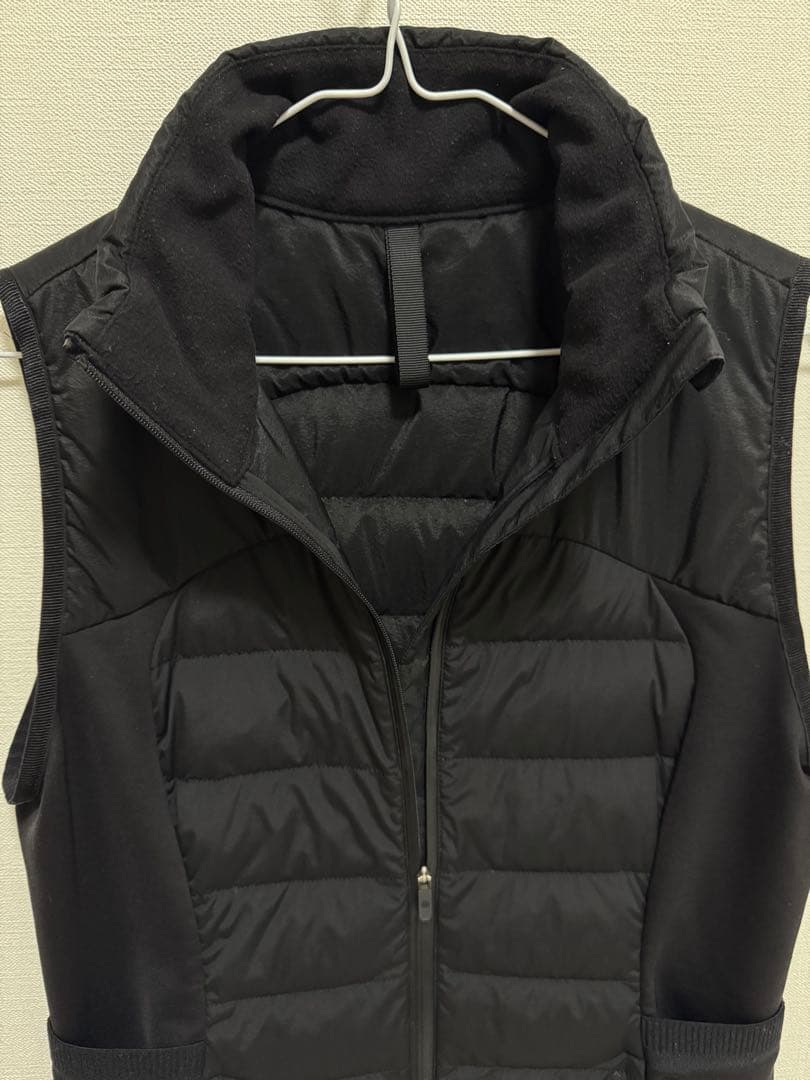 美品　Lululemon ルルレモン フード付きダウンベスト 黒 8（M）