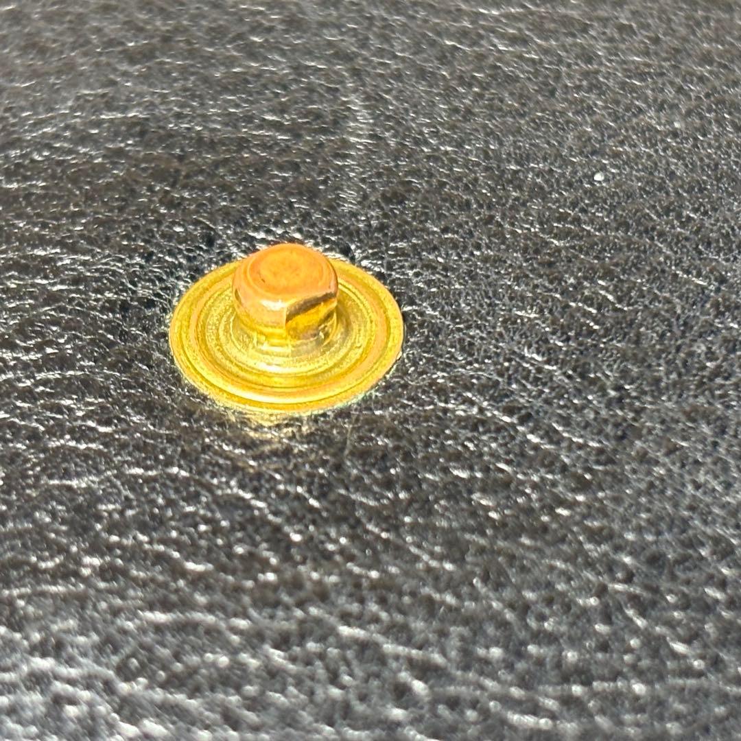 IL BISONTE イルビゾンテ 二つ折り財布 黒 ラウンドジップ 金ボタン